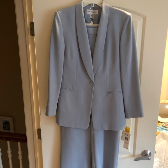 Jones New York Jackets & Blazers - Jones New York 2 piece Pant Suit
